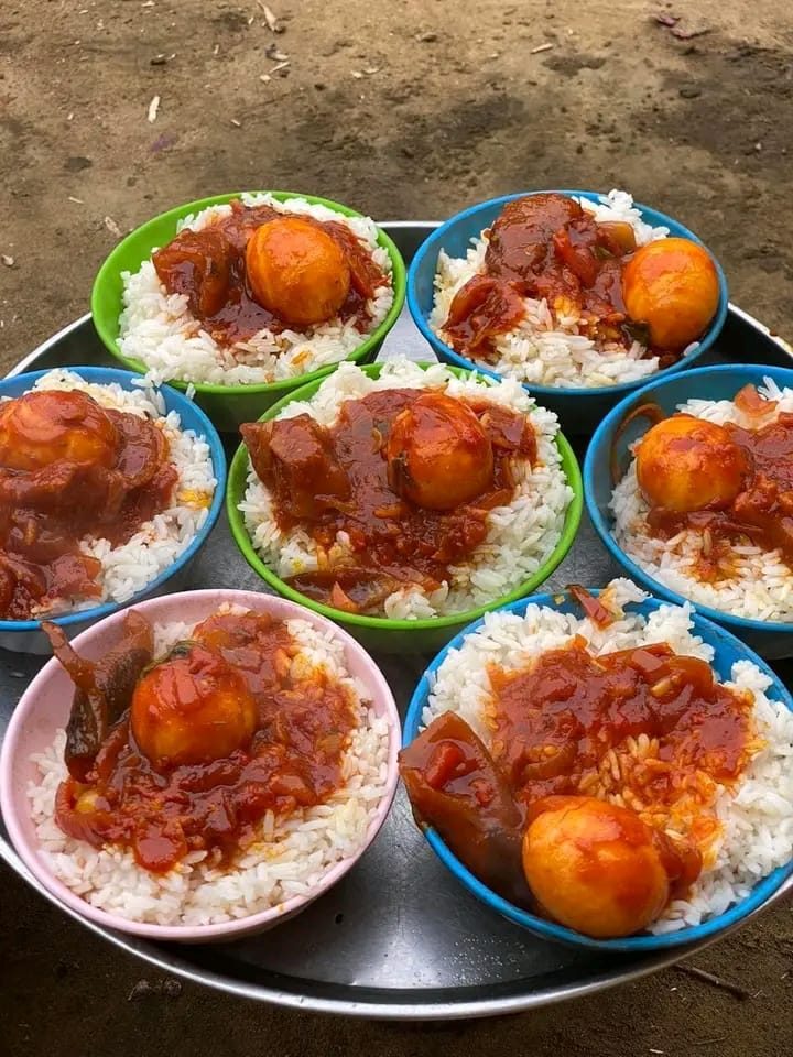 Criança recebendo alimento e sobremesa