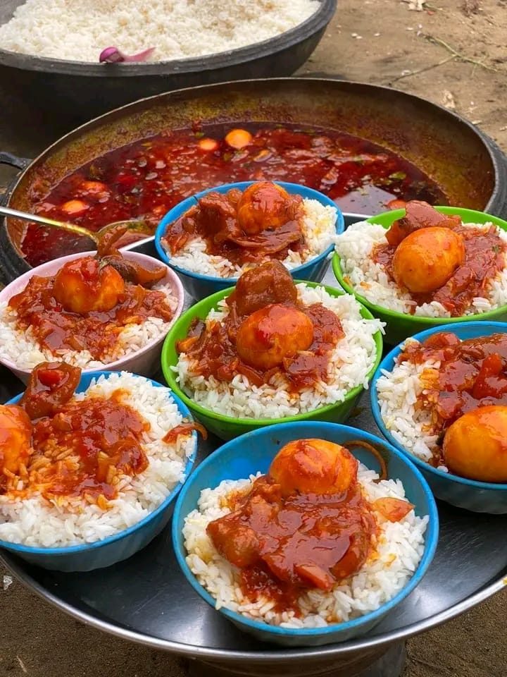 Pratos servidos na ação de alimentação