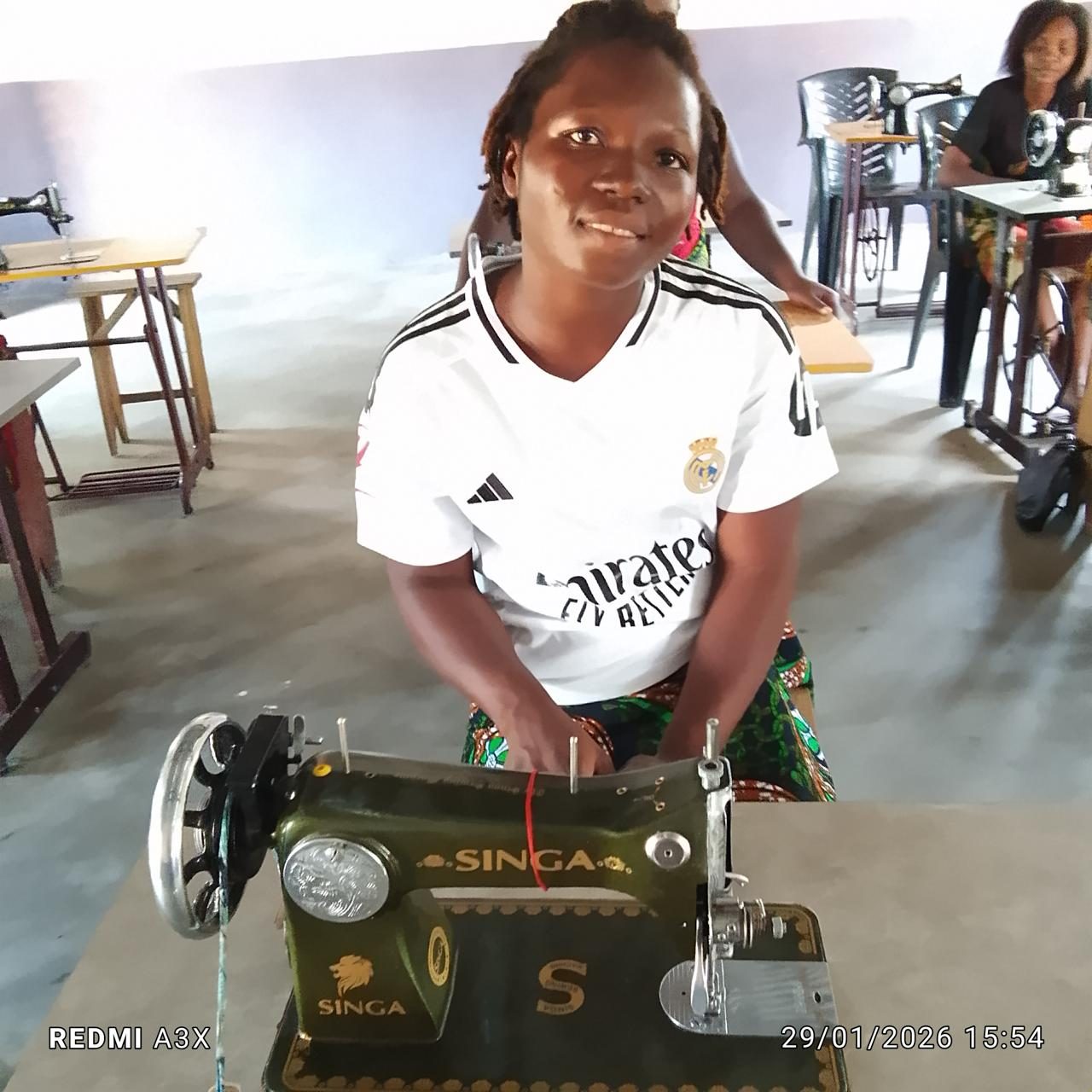Formanda com a máquina que levará para casa