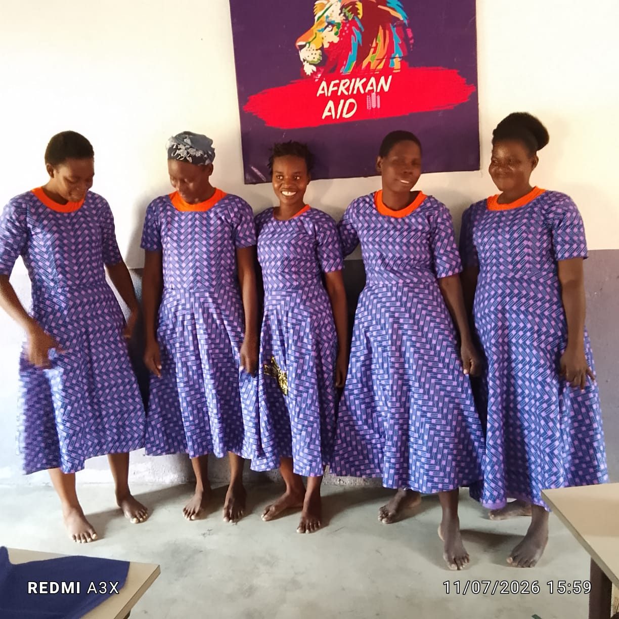 Grupo de mulheres com as roupas produzidas