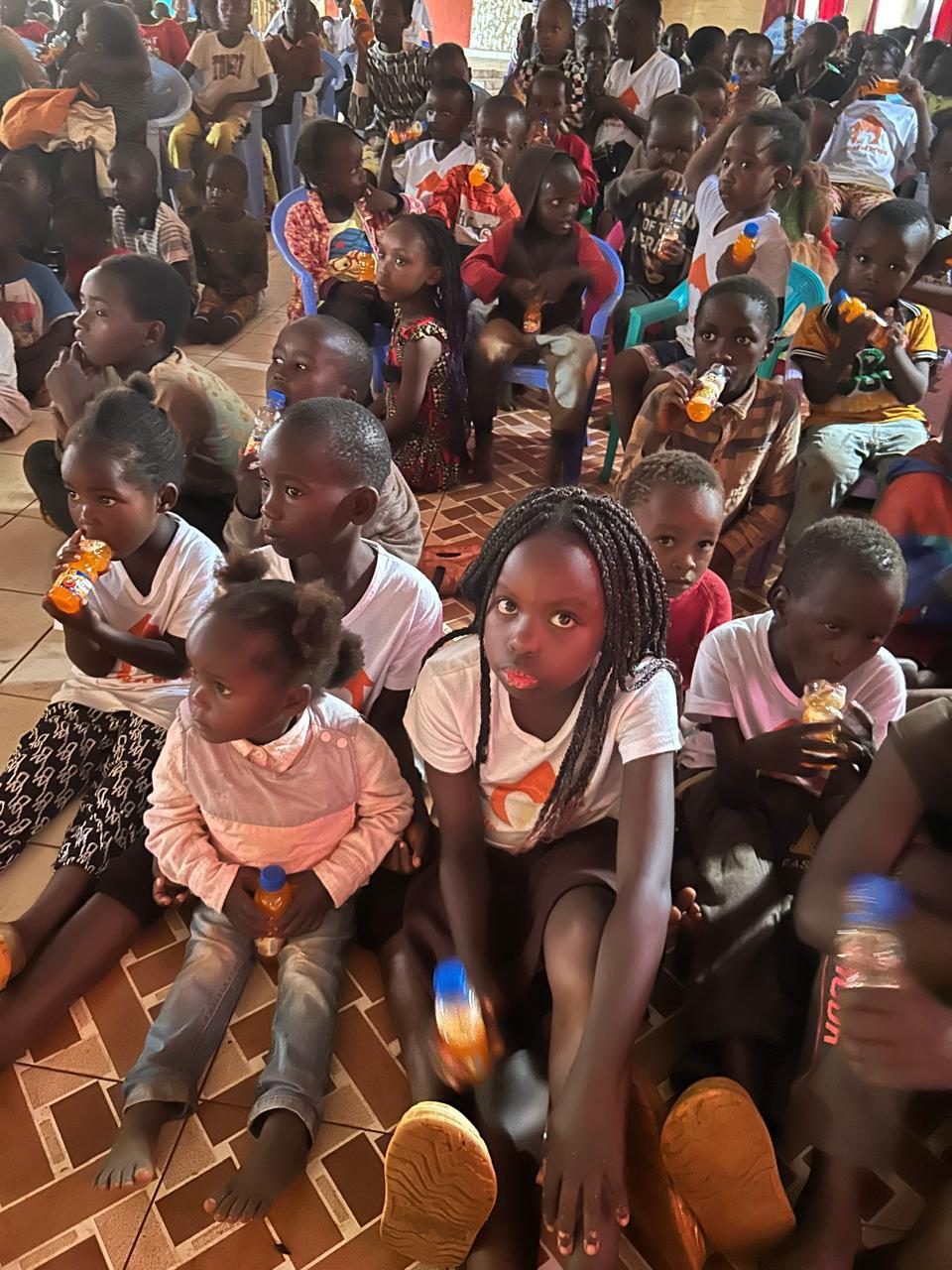 Comunidade reunida em ação do AfrikanAid