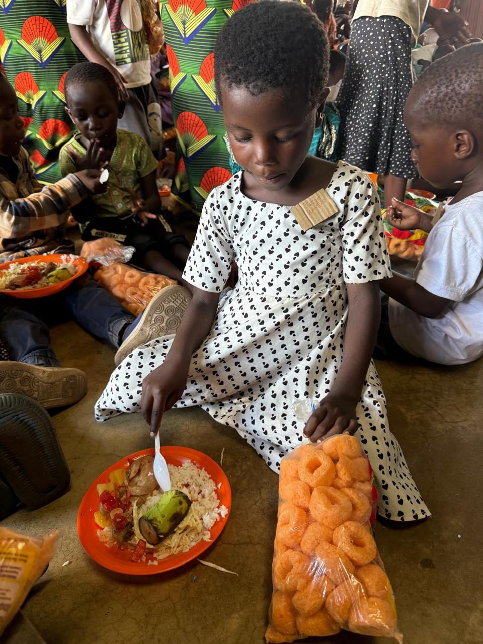 Crianças recebendo alimentação