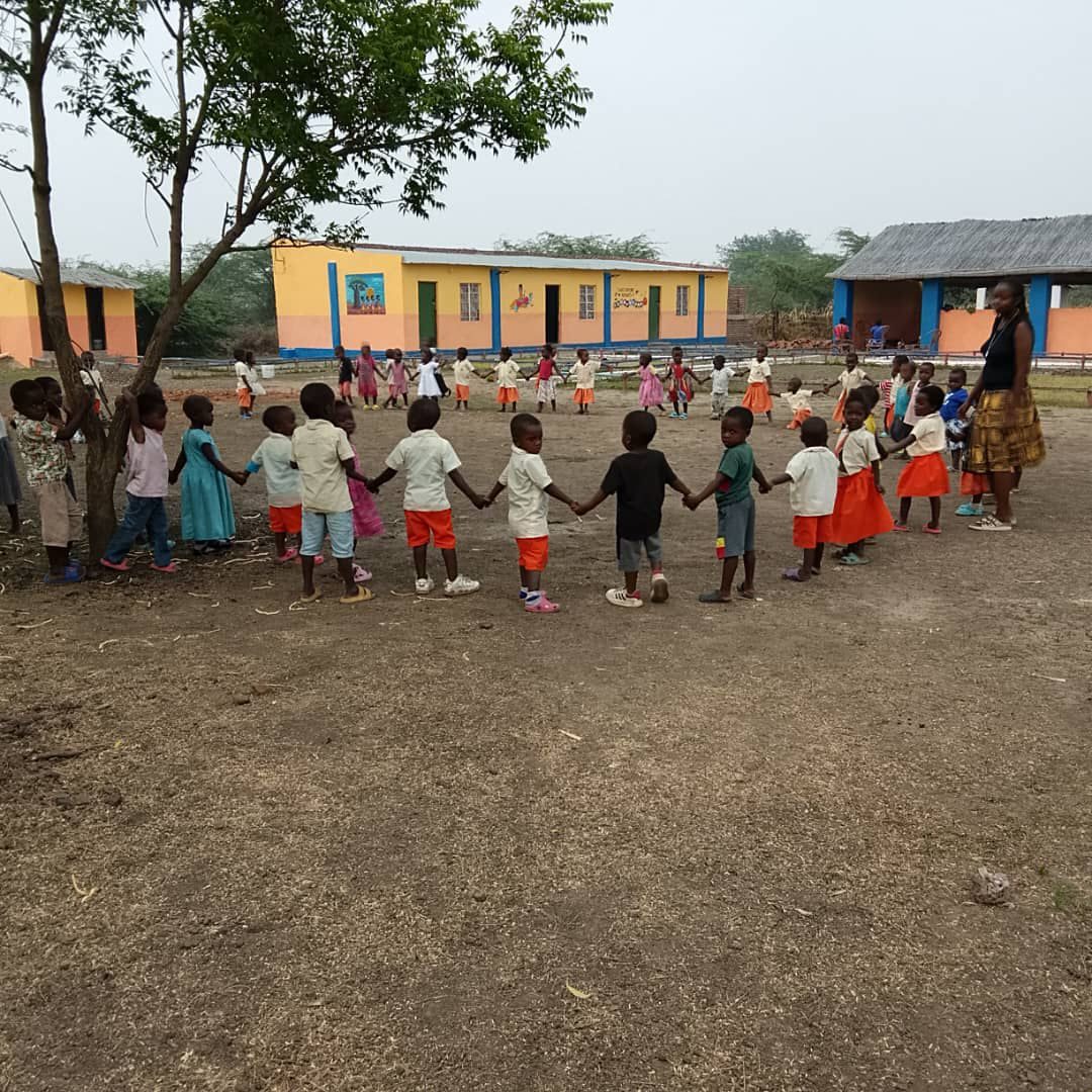 Pátio da escola cheio de alunos
